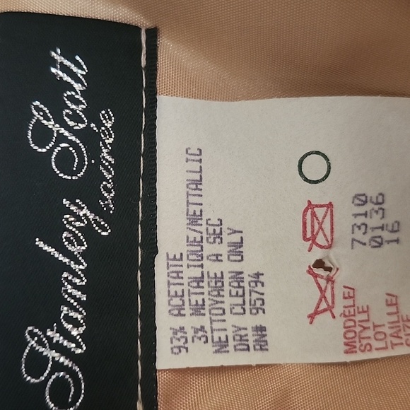 Elegant Lace Wedding Dress in Cream - Picture 2 of 10